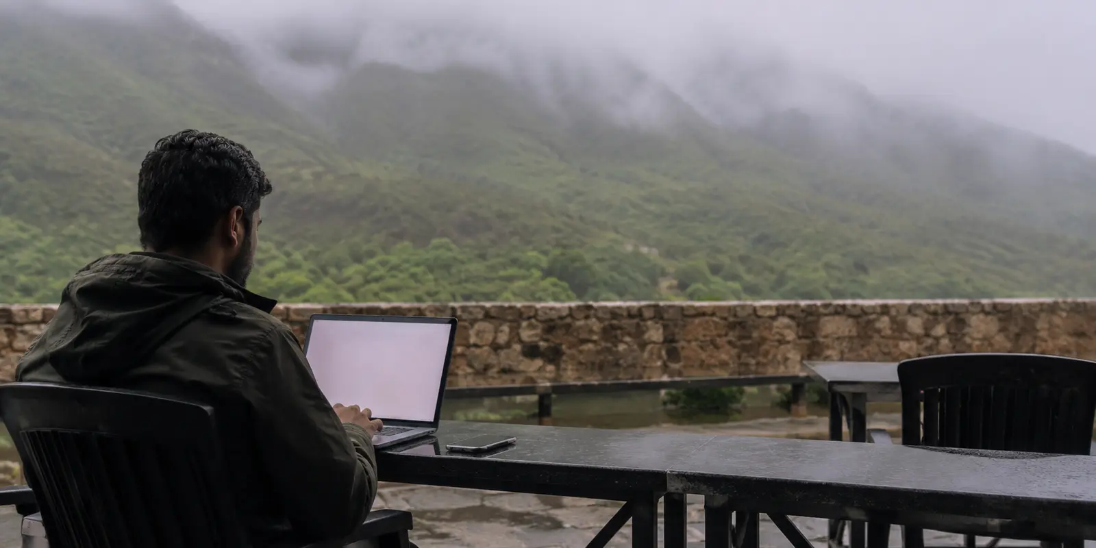 VPN على عمانتل: عندما يعمل الإنترنت وتفشل بعض المواقع، التوافق أهم من كثرة الخوادم